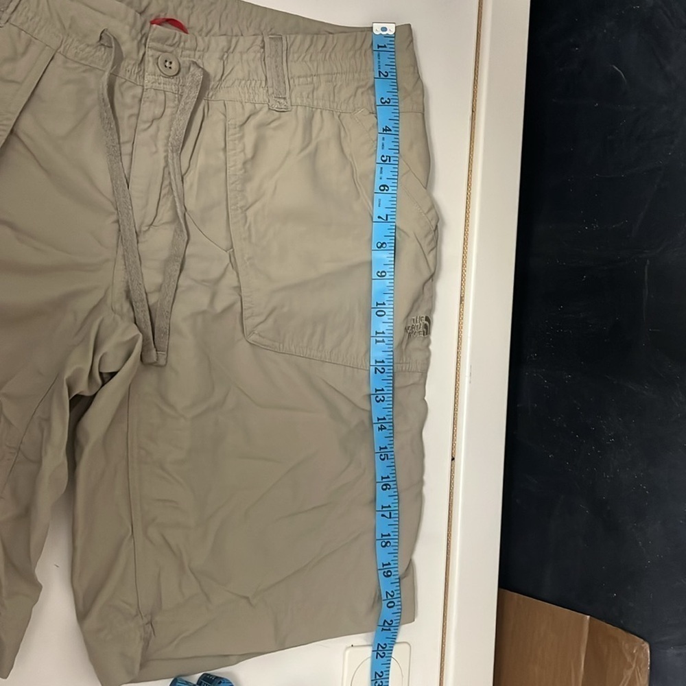 The North Face- lightweight tan shorts with large pockets - Picture 7 of 7